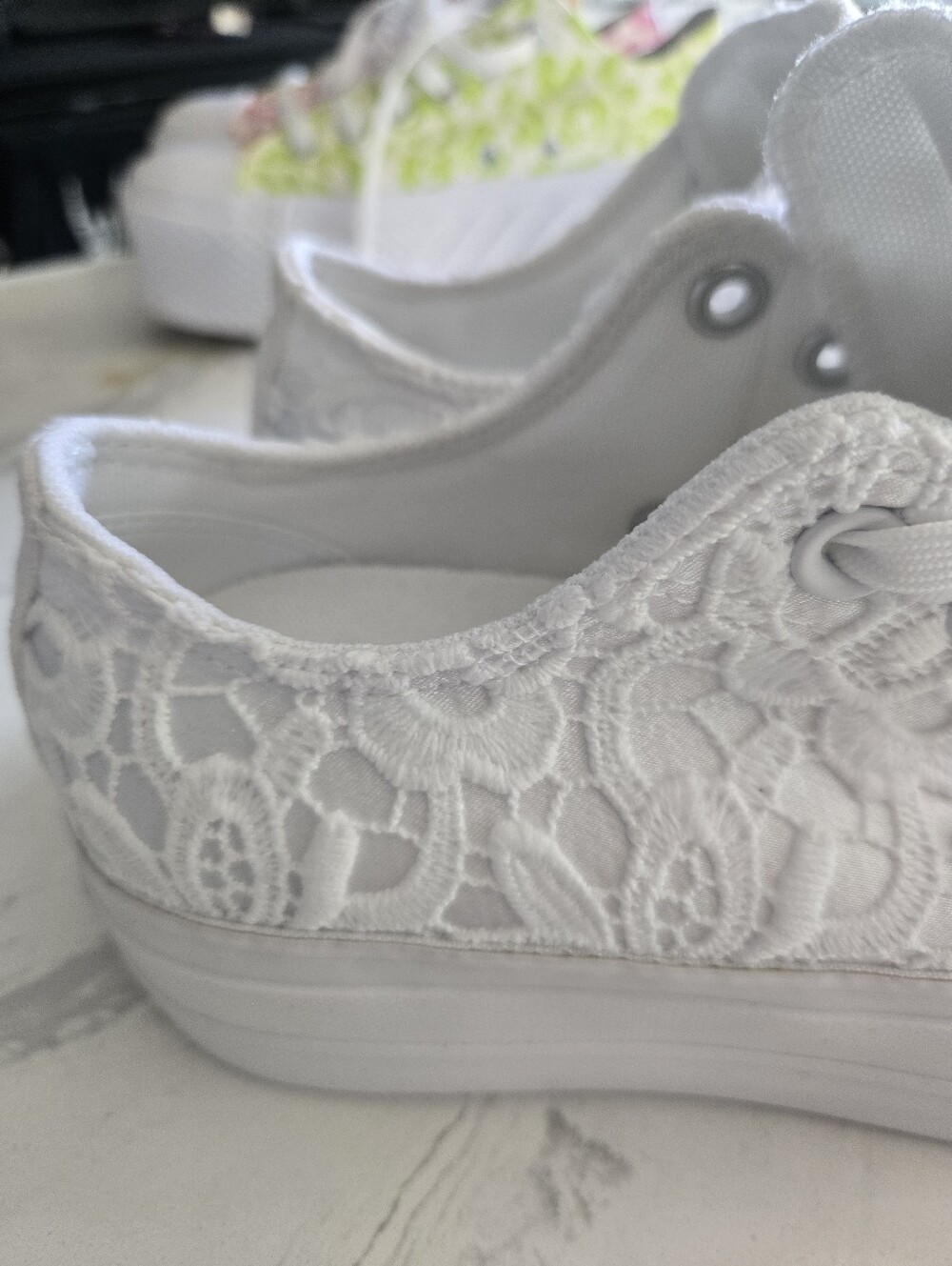 NWOT! Converse Women's White Lace Ribbon Platform Sneakers. Size 8 - Picture 3 of 7